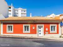 Casa Renovada no Centro de Lagoa