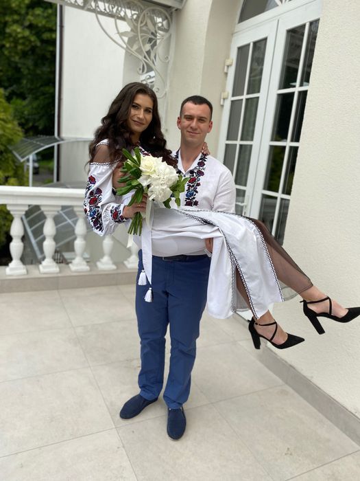 Вишите плаття та чоловіча сорочка