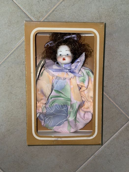 Boneca de porcelana - Marca Alda