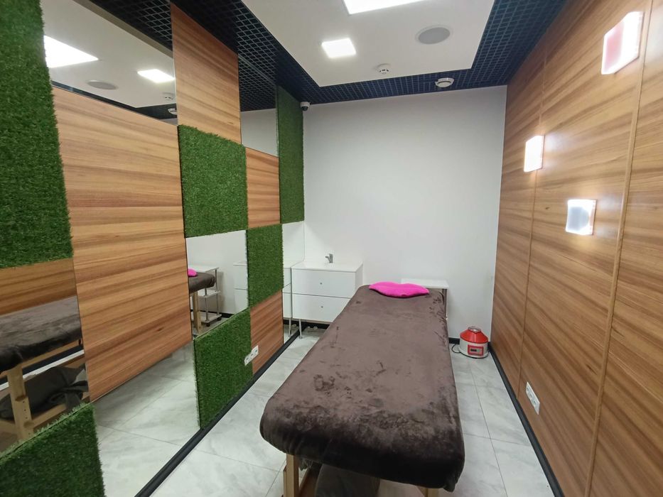 Є Світло в кабінеті 8 м2 кушетка вода в салоні краси Івасюка Оболонь