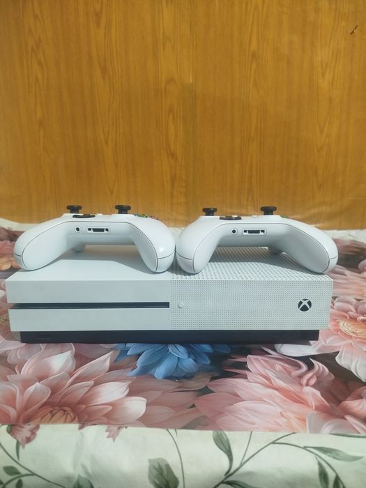 Продам приставку XBOX ONE S 1TB