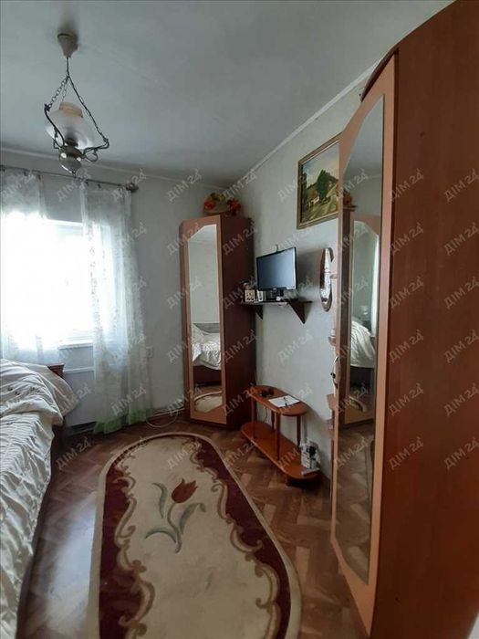 Будинок на два входи. Заходь та живи!