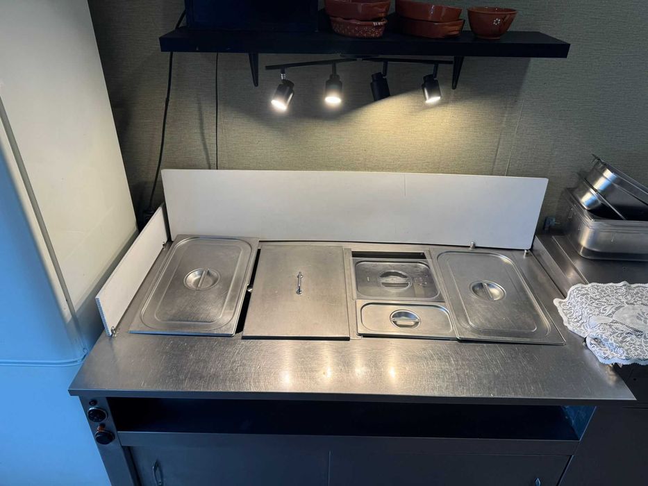 Restaurente churrasqueira em pleno funcionamento com baixa renda