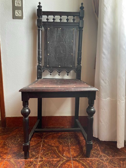 Conjunto de 2 cadeiras antigas em madeira maciça trabalhada