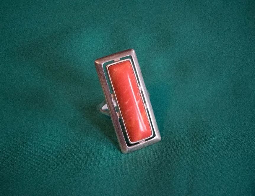 Серебренный комплект со вставками из коралла браслет и перстень 925
