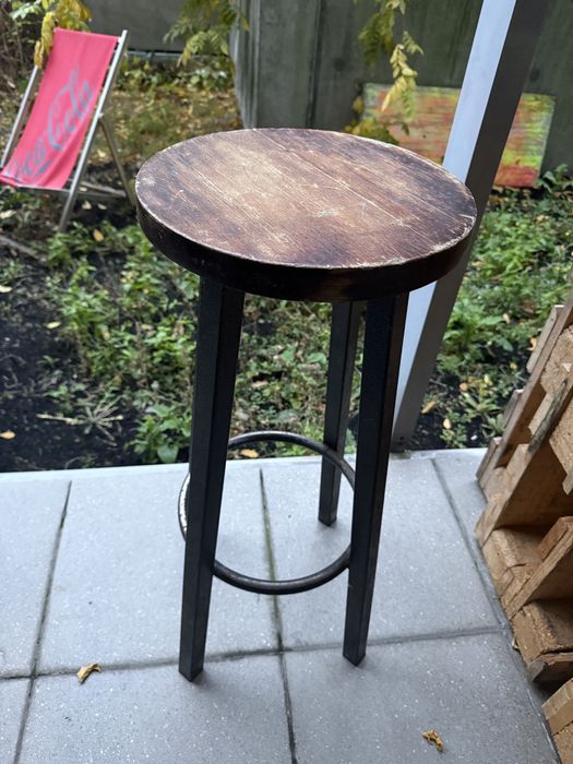 Stołki barowe w dobrym stanie do renowacji