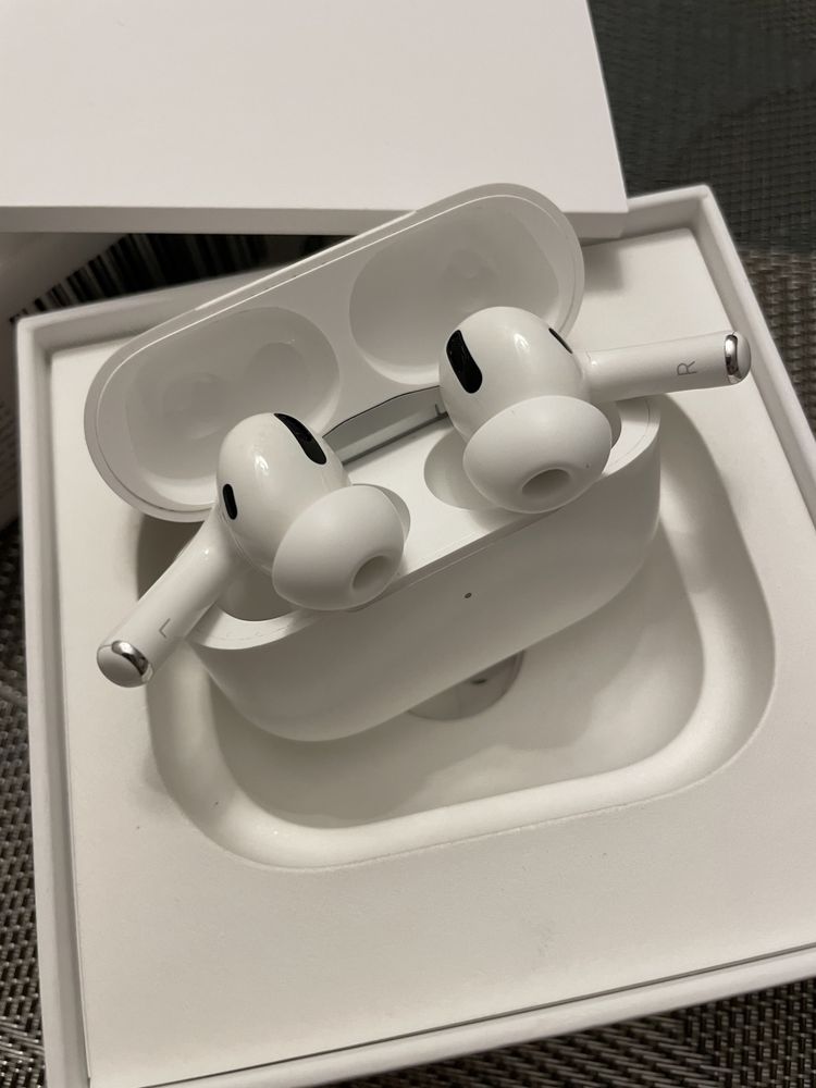 Apple AirPods Pro with MagSafe Charging Case (MLWK3AM/A)