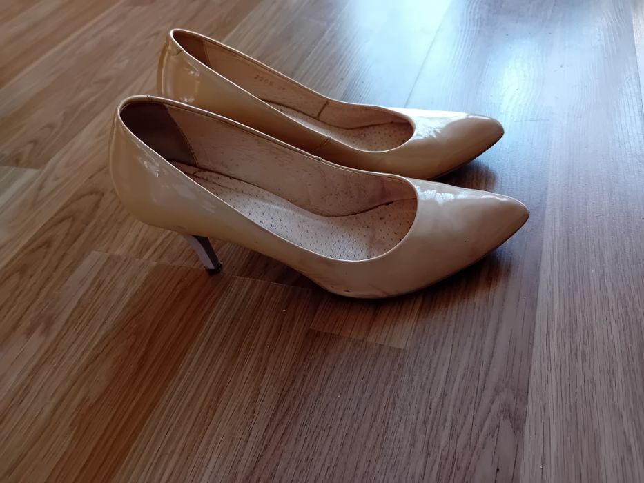 Buty na obcasie rozmiar 38 koloru jasne cappuccino lekko ecru