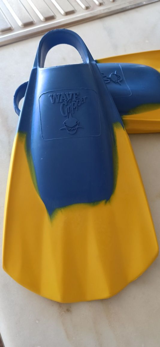 Vendo pés de pato wave gripper azul/amarelo SMALL