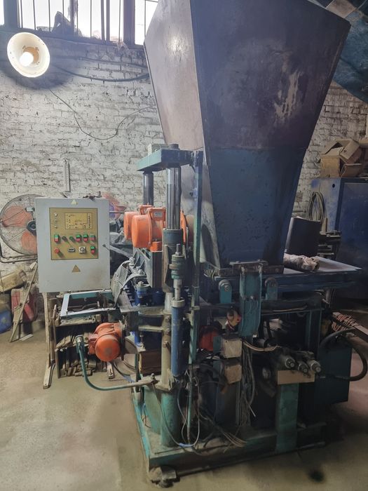 Вібропрес ПВ 12 для виготовлення тротуарної плитки.