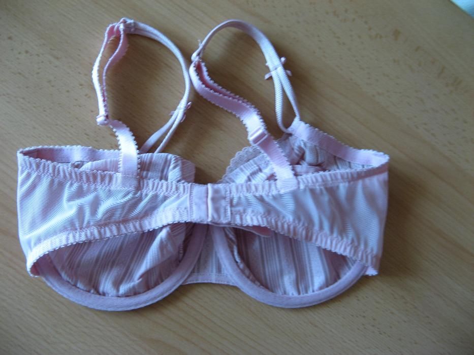 Bardzo ładny biustonosz marki Marks & Spencer 32DD/70DD !