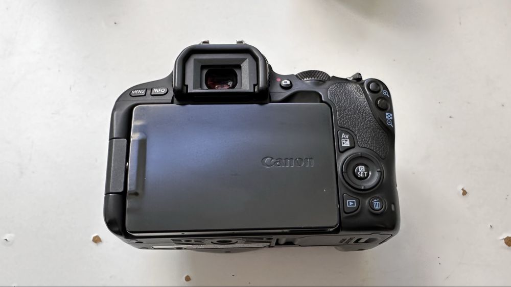 Canon 200D/SL2 + 18-55mm + 2 baterias + 2 Cartoes de memoria