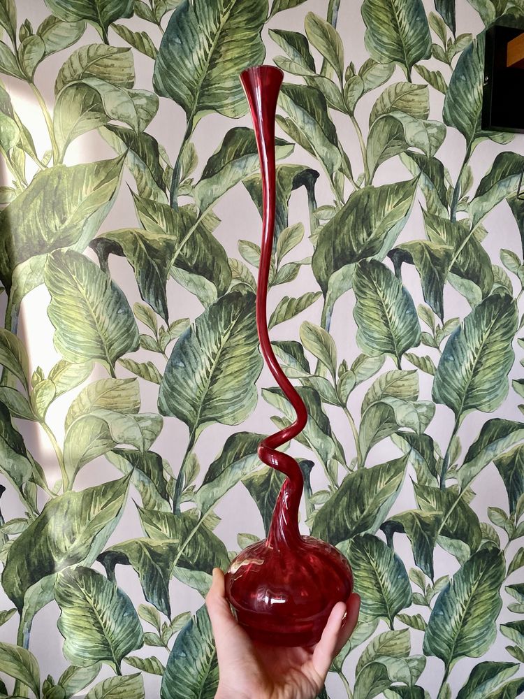 Wysoki czerwony burgundowy wazon