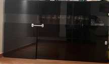 Aparador ikea preto lacado com tampo de vidro