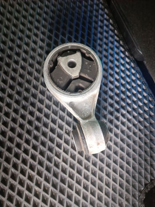 Опора( подушка) двигателя Рено 1.5 dci