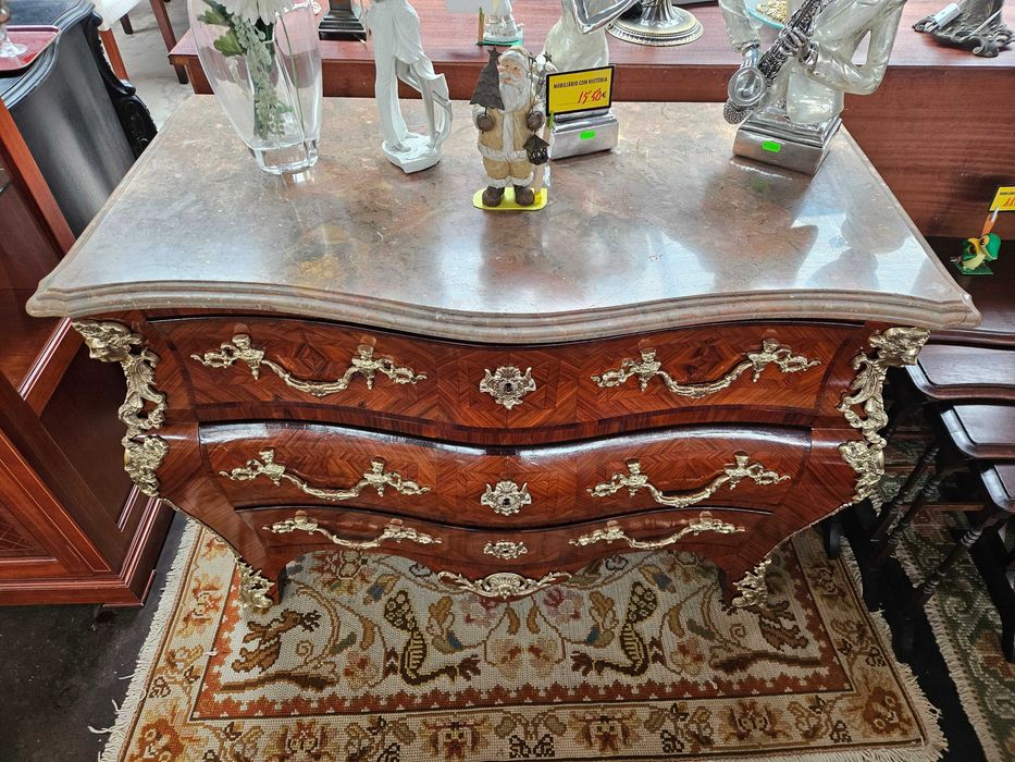 Imponente cómoda antiga estilo Luis XV - Restaurada