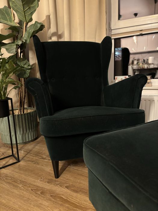 Fotel uszak Strandmon Ikea z podnozkiem, butelkowa zieleń