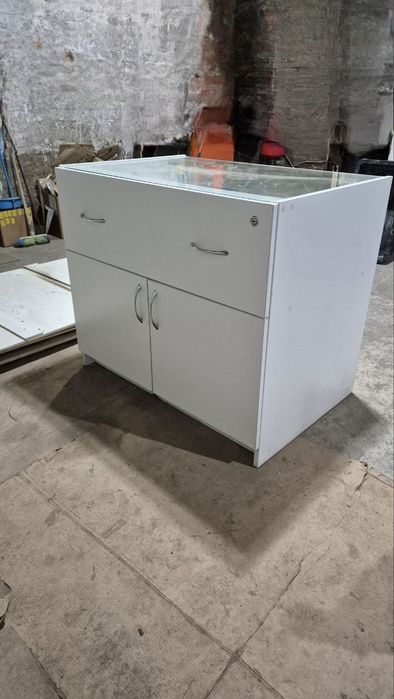 Тумбочка з стеклом