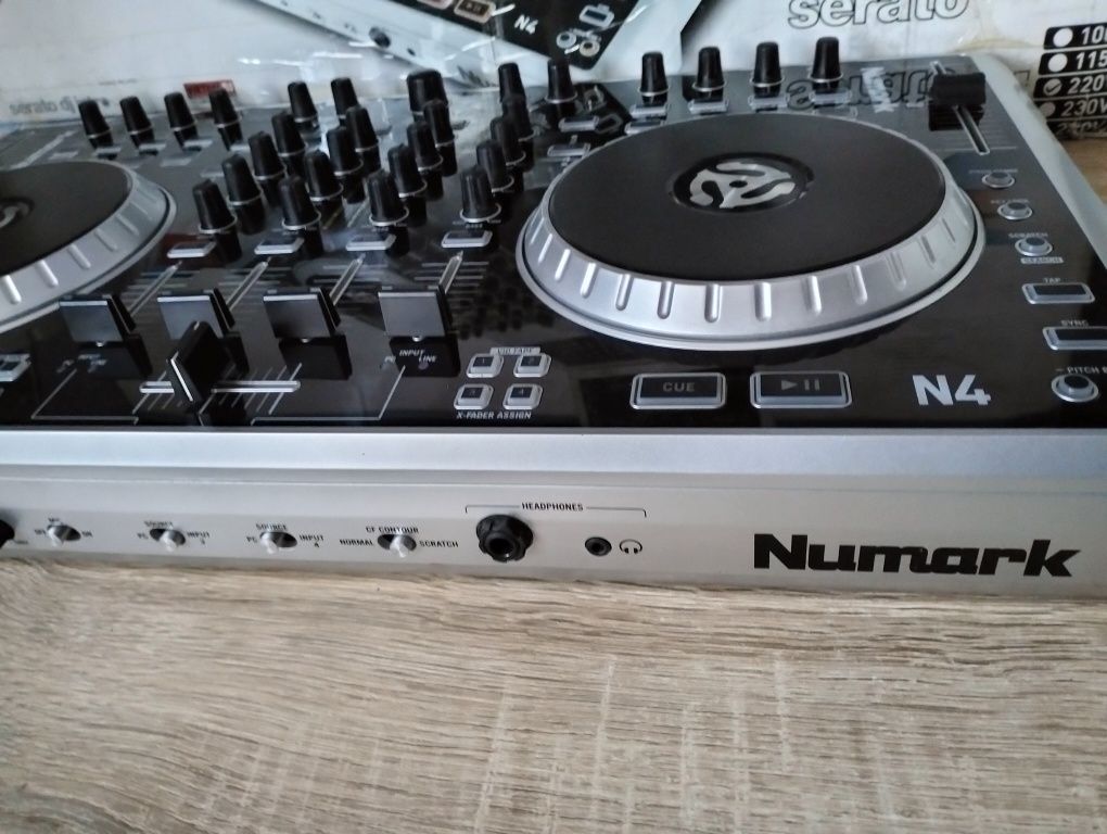 Numark N4 DJ kontroler
