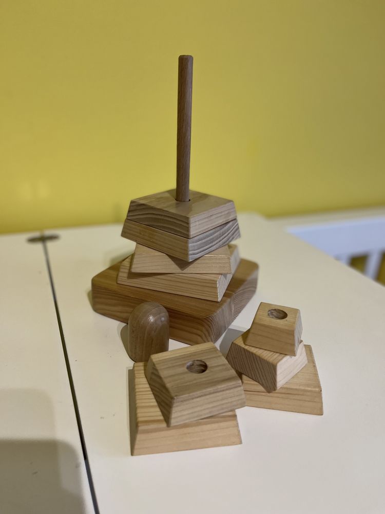 Drewniana piramida nawlekacz dla niemowlaka