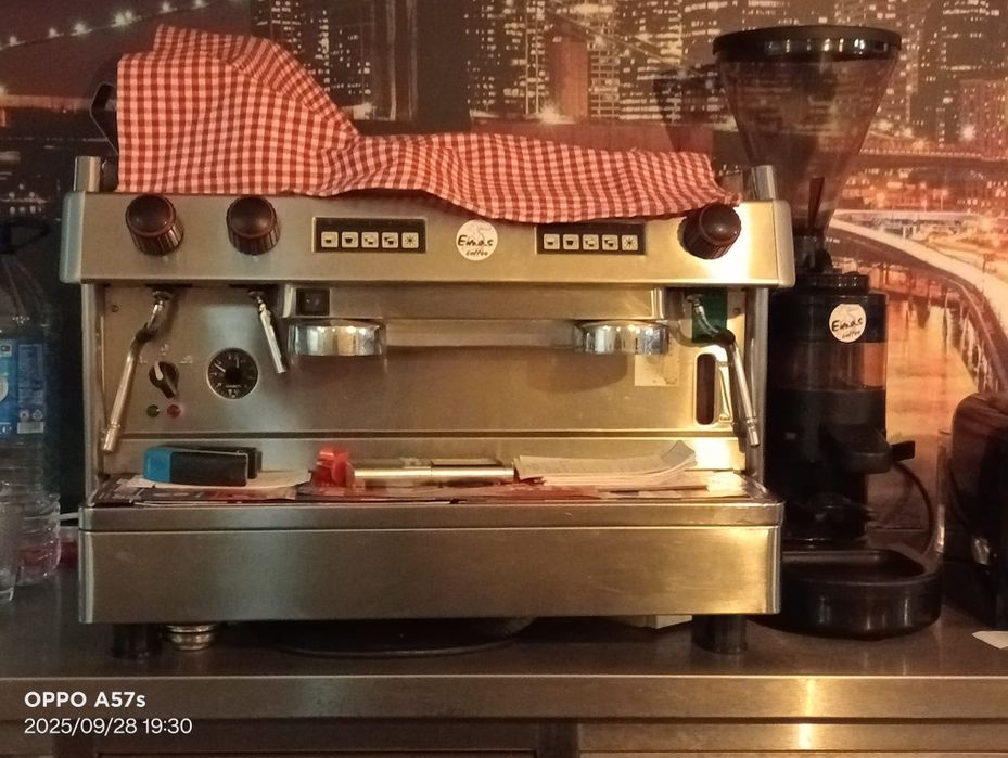 Máquina  de café com moedor de café