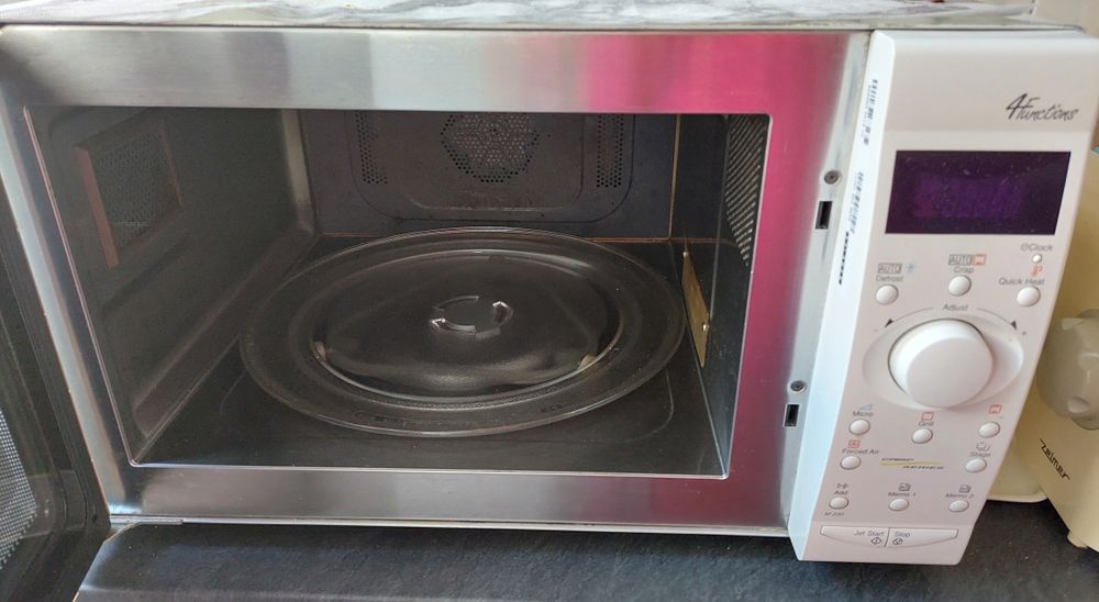 Kuchenka mikrofalowa Piekarnik - Whirlpool z funkcją crisp, grill, tur