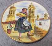 Prato decorativo de  mulher com trajes algarvios