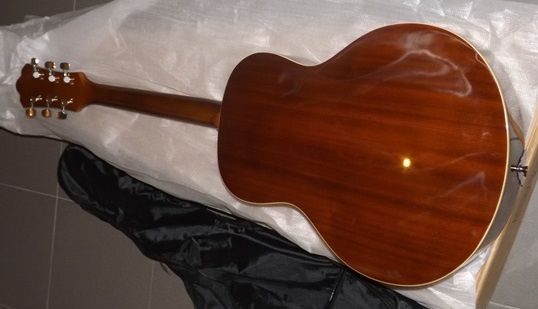 Guitarra baixo eletroacústico de cor preta ou castanha