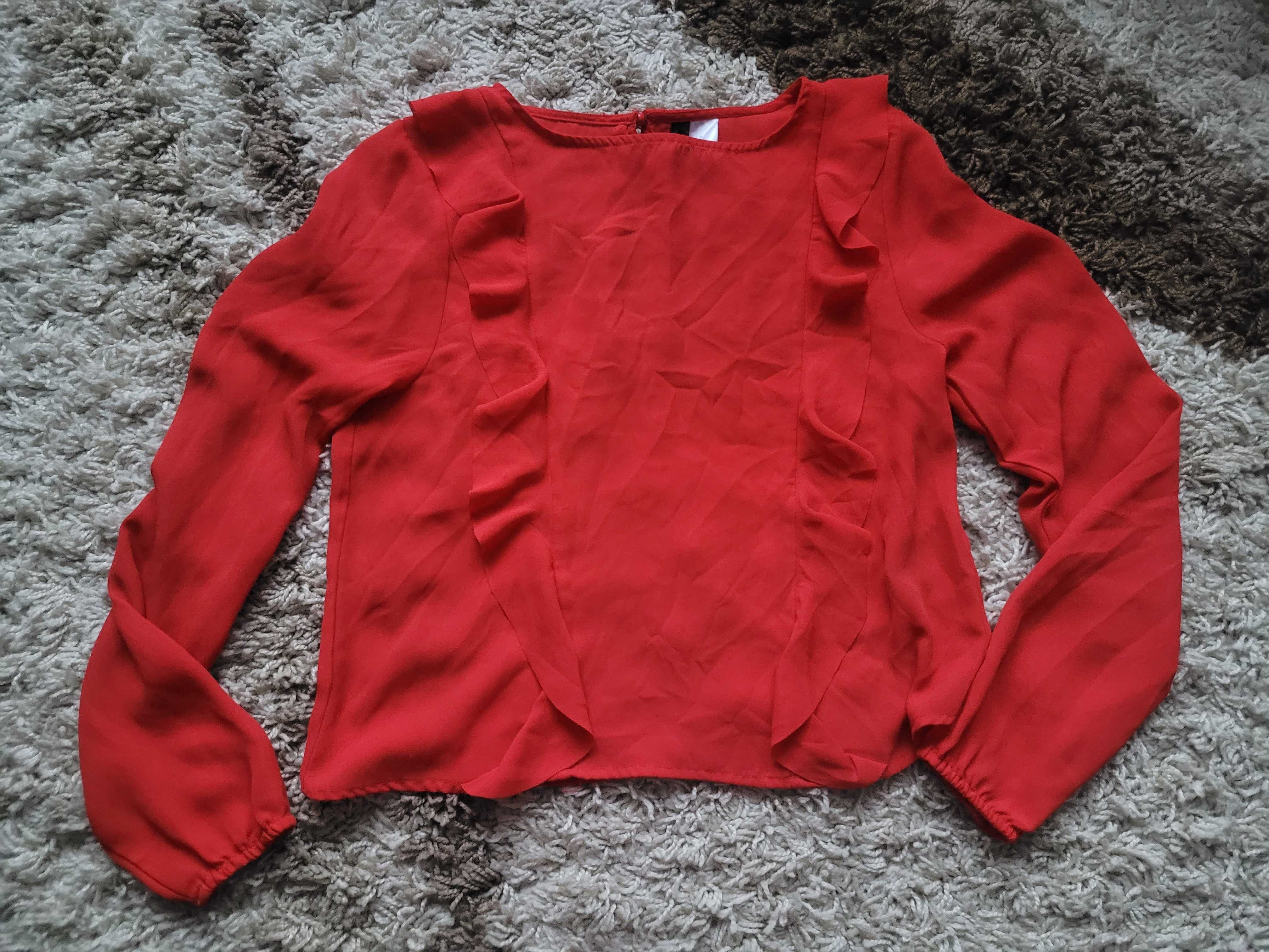 Czerwona bluzka z długim rekawem i falbankami