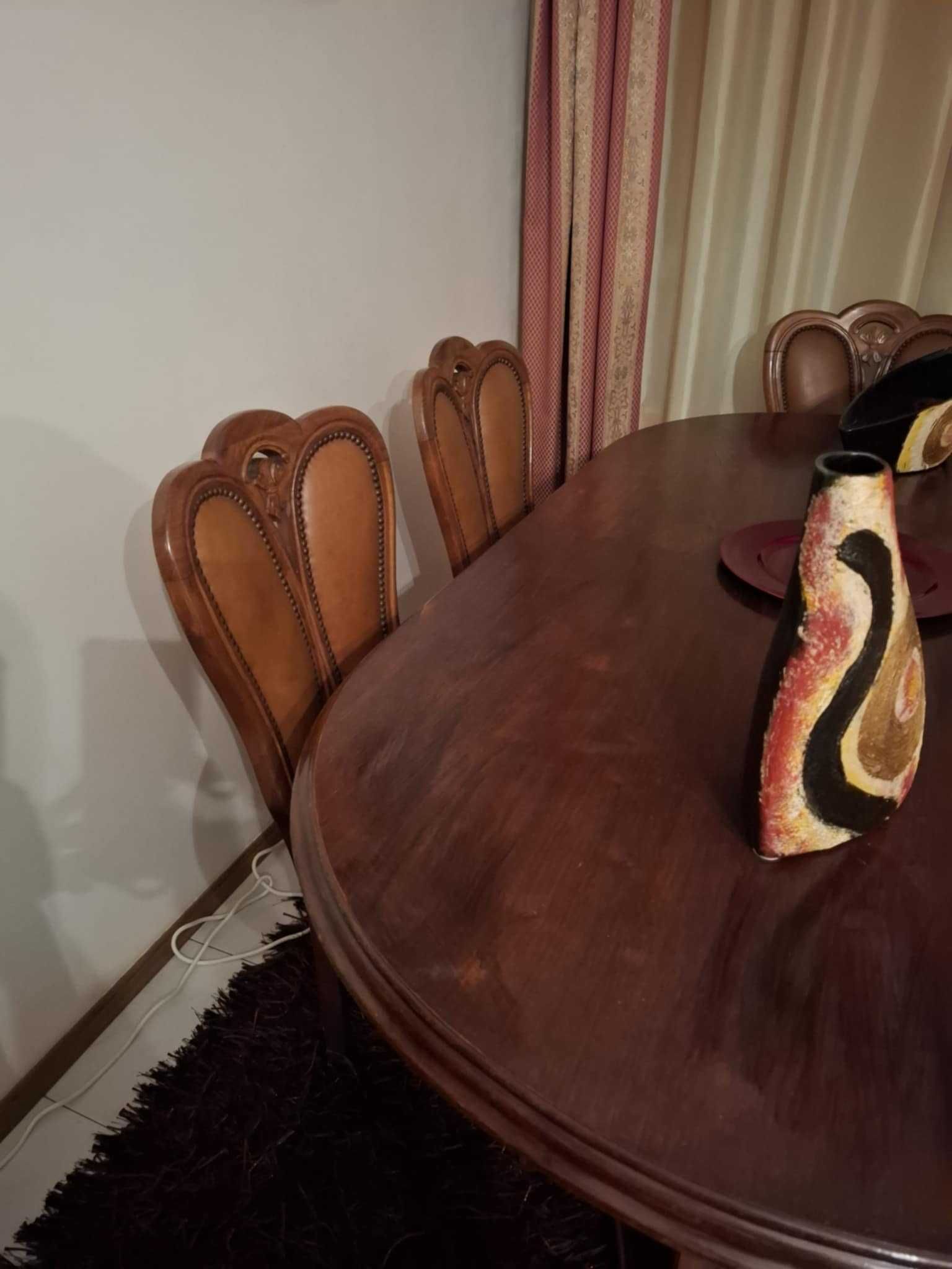 Mesa de sala com cadeiras