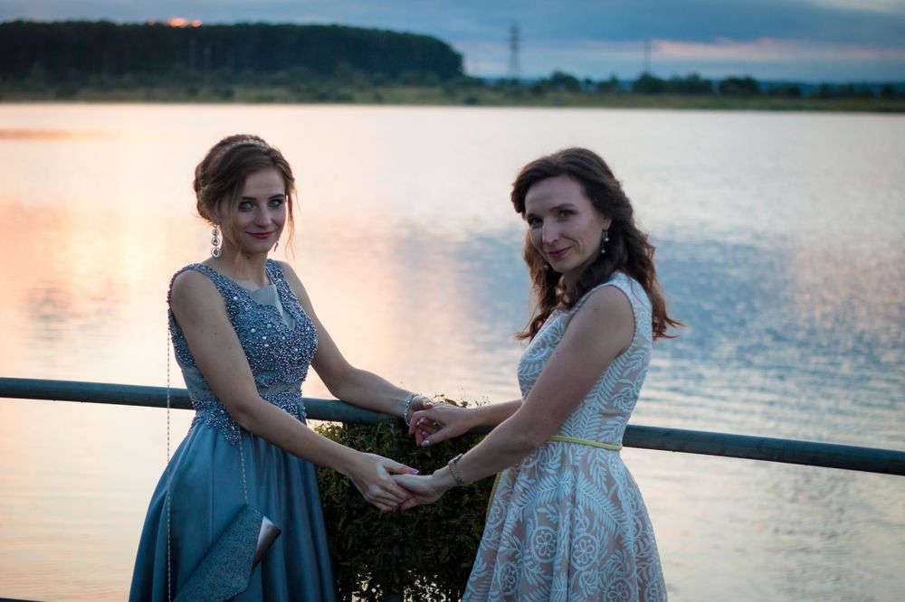 Вечірнє плаття сірого кольору обшите каменями