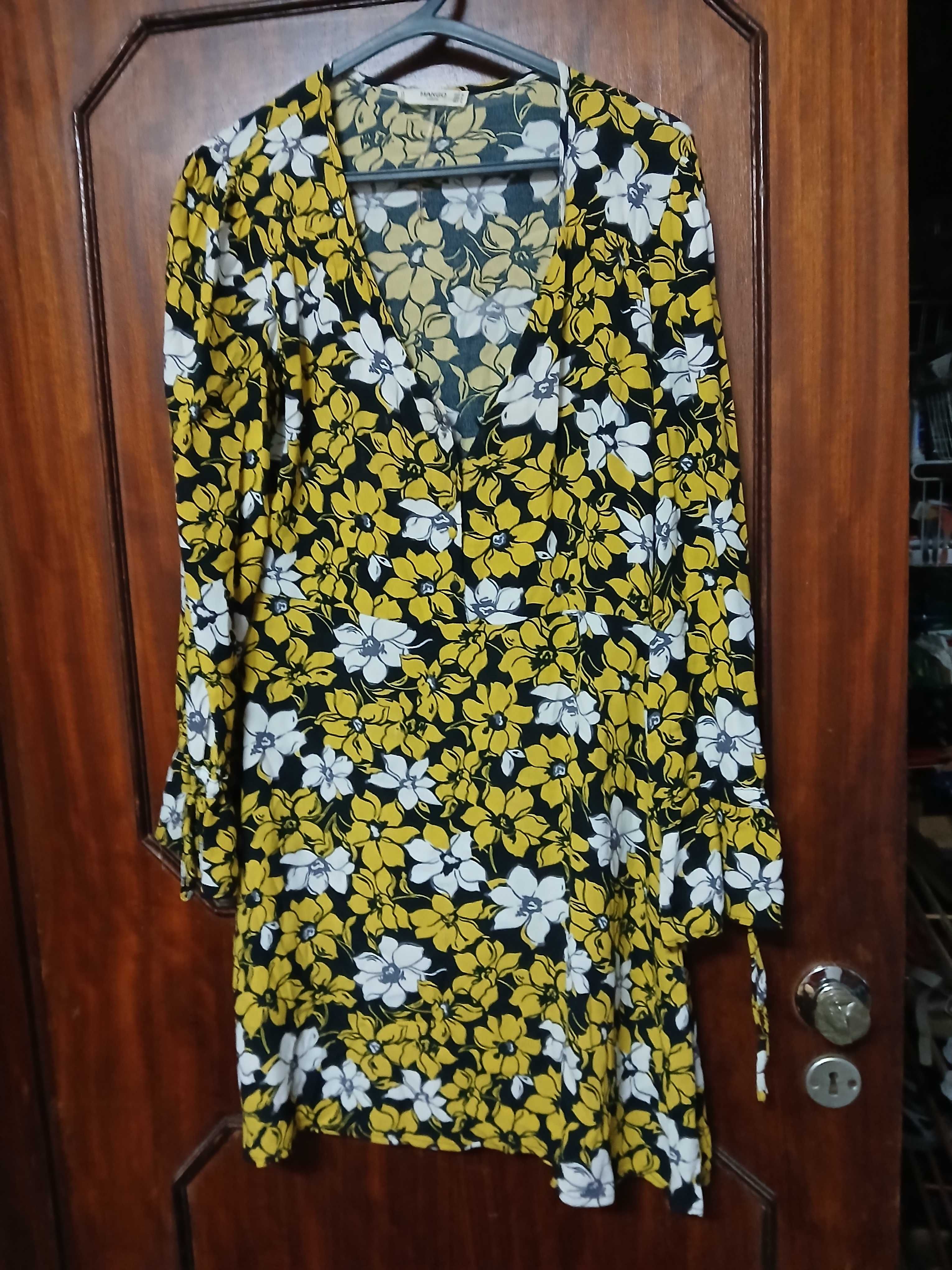 Vestido pelo joelho e com manga comprida, da Mango