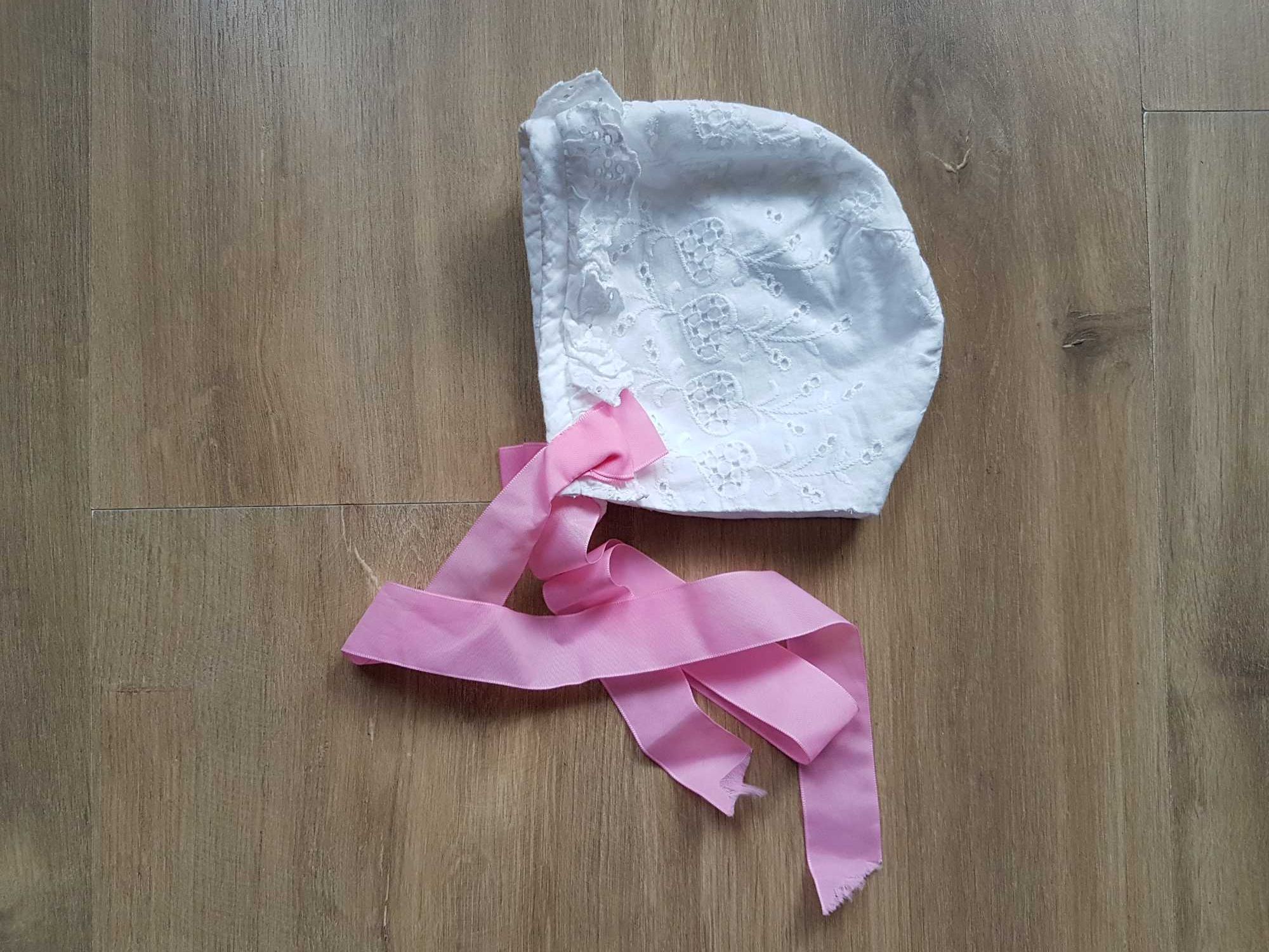 Biała bawełniana haftowana czapka bonetka z falbanką 0-6 m.
