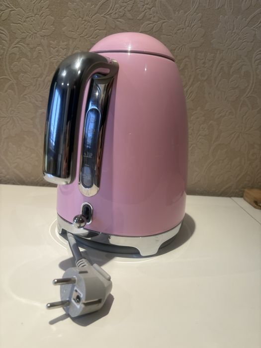 Czajnik Smeg KLF03PKEU 1,7l 2400W różowy Piekny