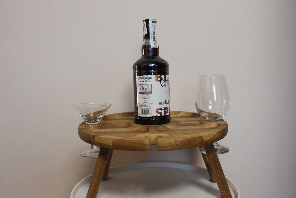 Практичний круглий дубовий столик. Менажниця