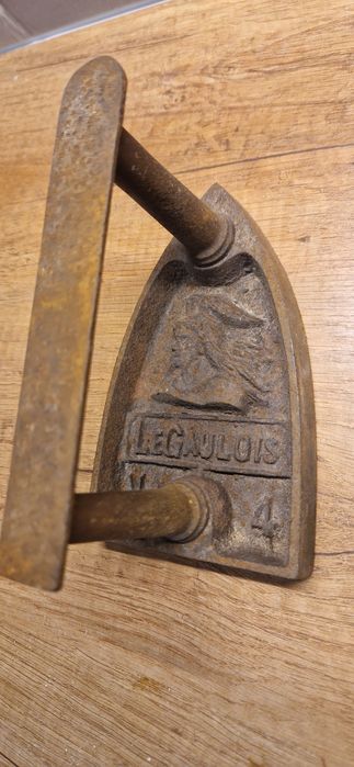 Żelazko stare francuskie numerowane