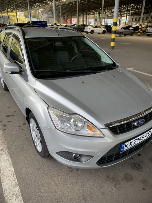 Продам серебристый Ford Focus 2010