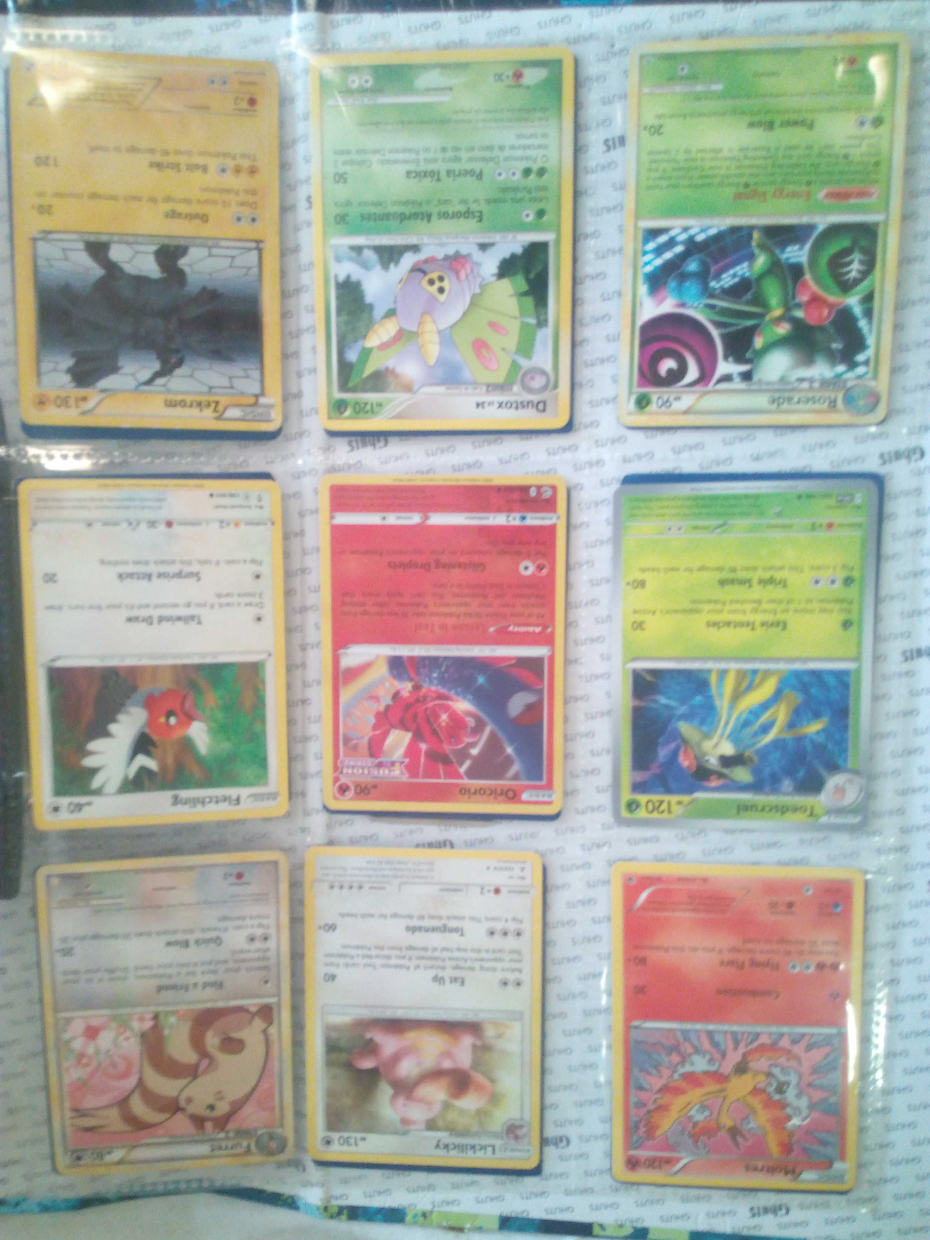 Colecção de itens Pokemon , incluindo cartas verdadeiras