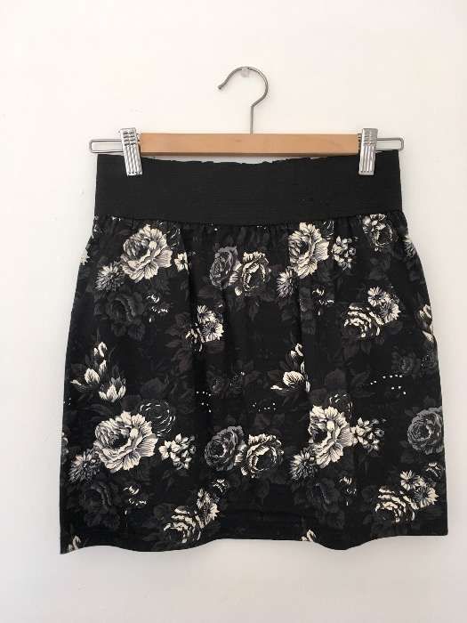 Mini-saia às flores Stradivarius