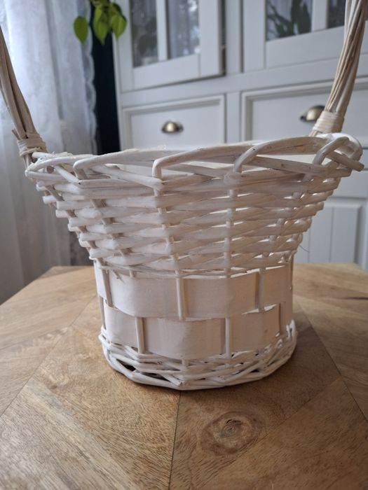 Biały kosz wiklinowy stroik