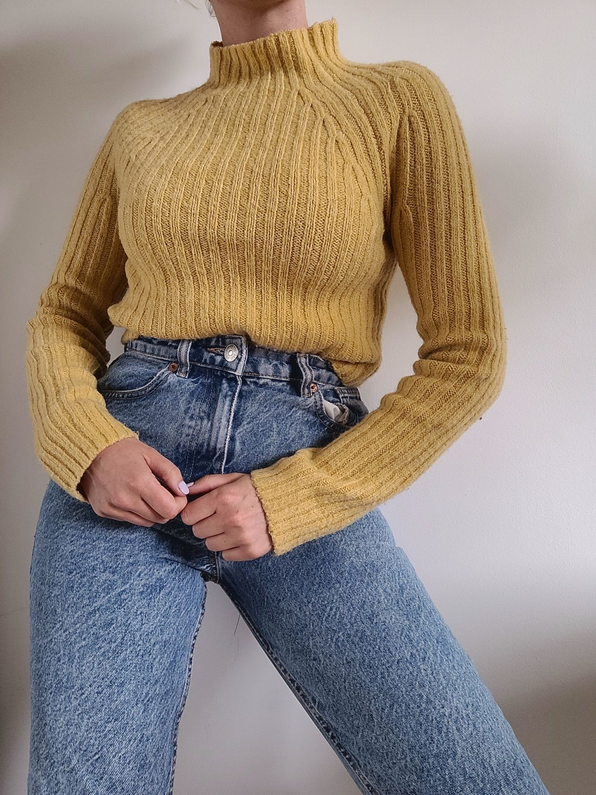 Żółty sweter crop top z dodatkiem wełny Monki