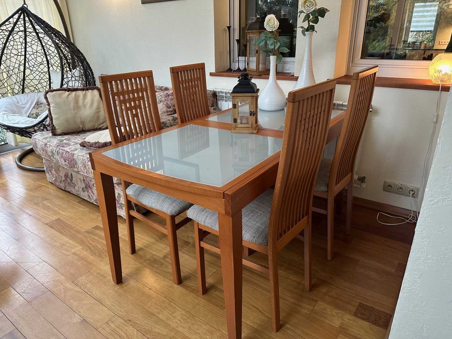 Rozkładany włoski stół z kompletem 4 tapicerowanych krzeszeł