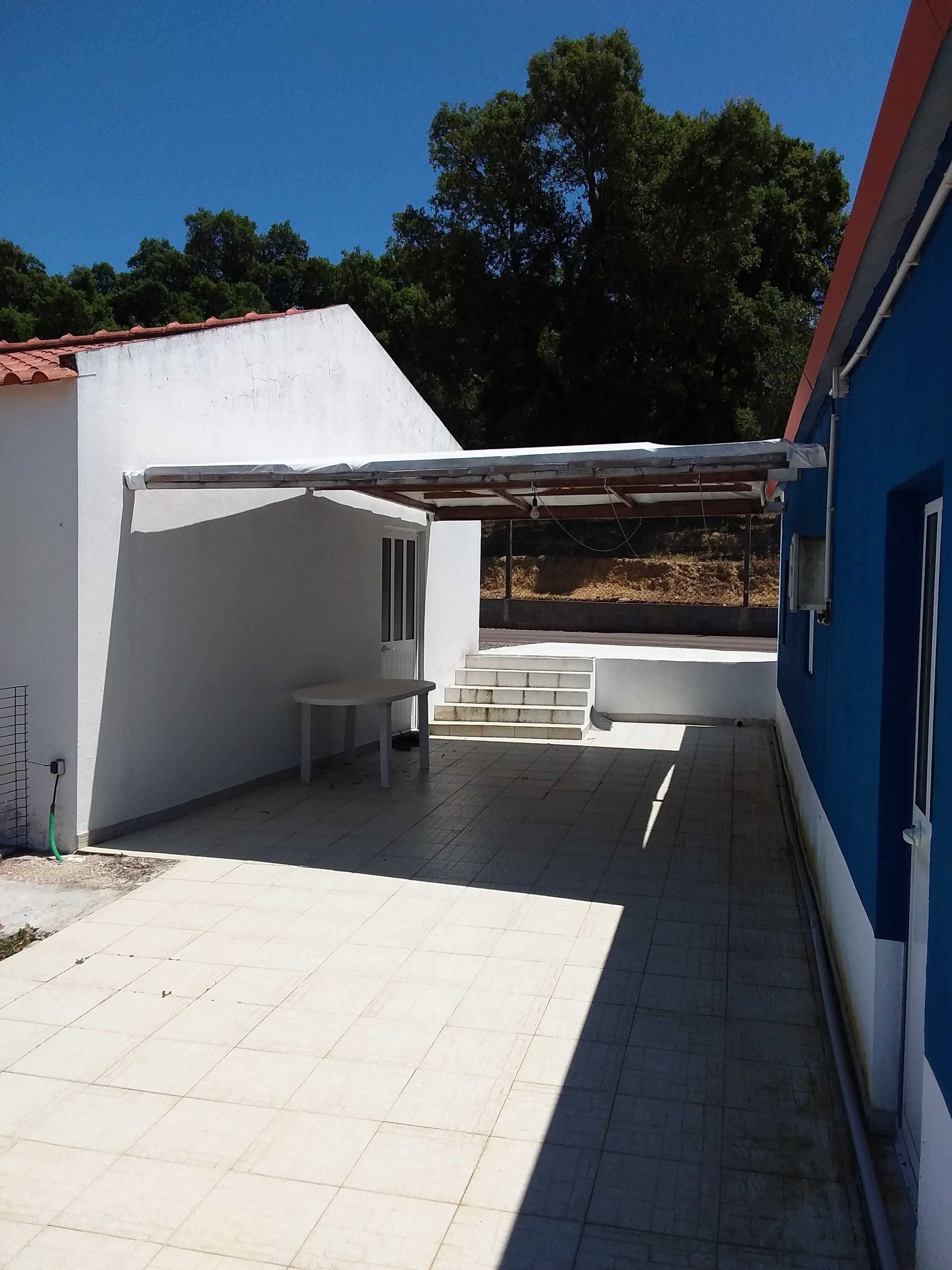 Casa no campo em condomínio fechado.