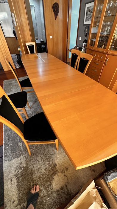 Conjunto mesa de sala de jantar com 6 cadeiras e Vitrina