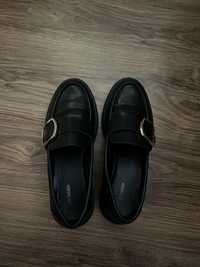 Czarne loafersy z klamrą