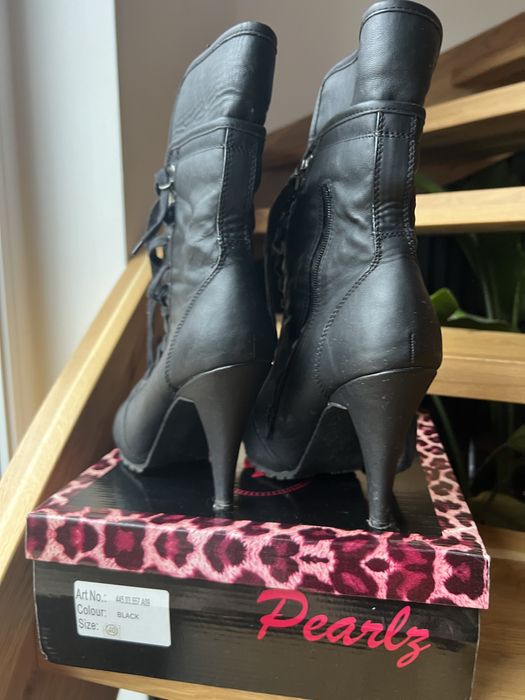 Czarne kozaki na obcasie wysokie