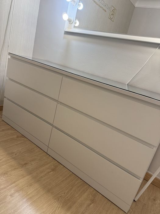 Comoda  Malm com vidro