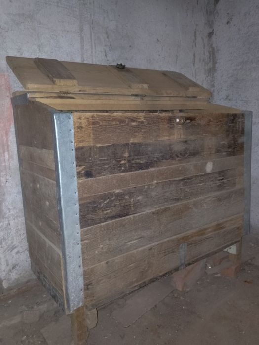 Продається ящик для сипучих сумішей.