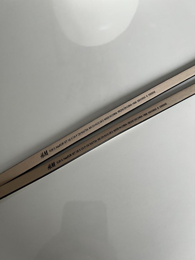 Dwa paski ze złotą klamrą, rozmiar S -93cm, beżowy/biały