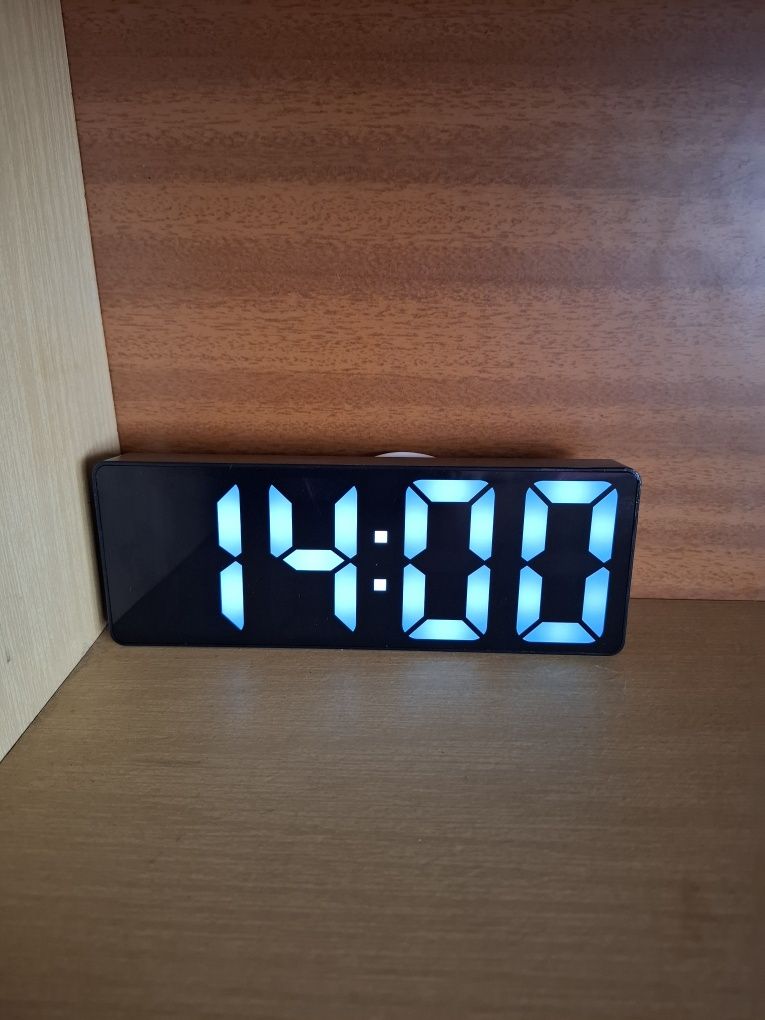 Zegar cyfrowy elektryczny z budzikiem